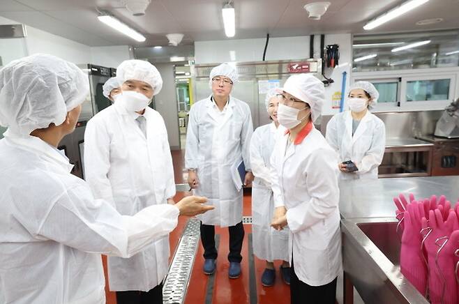 학교 급식 조리실 자료 사진. 경기도교육청 제공