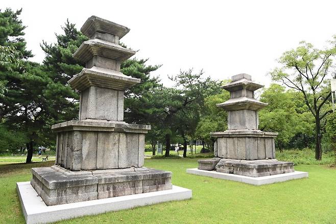 국립중앙박물관 석조물 정원 야외 전시실에 있는 갈항사지 동·서 삼층석탑 모습. 김천시 제공