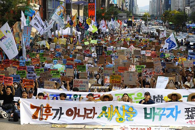 전국 611개 환경·시민·노동·종교 단체 등이 참여한 가운데 “기후가 아니라 세상을 바꾸자”라는 주제로 지난 7일 오후 서울 강남역 일대에서 열린 ‘907 기후 정의행진’에서 참가자들이 각자 환경과 기후변화의 심각성을 알리는 구호를 외치고 있다. 윤운식 선임기자 yws@hani.co.kr