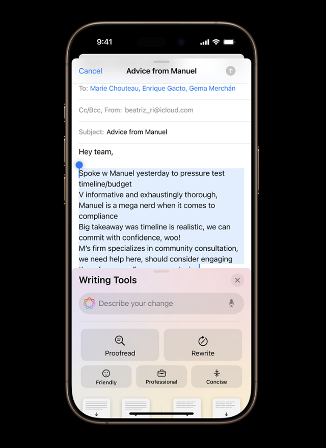 애플 인텔리전스와 만난 아이폰16 시리즈는 이른바 '글쓰기 도구'가 시스템 전반에 적용됐다. 글쓰기 도구는 AI가 글을 재작성하고 교정하고 요약해 주는 기능이다.사진은 영어로 글쓰기 도구를 실행했을 때의 아이폰 화면. 애플 제공