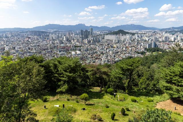 중랑전망대에서는 북한산, 도봉산 능선과 서울 동부 도심 풍광이 시원하게 조망된다. 서울관광재단 제공