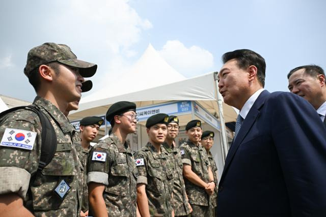 윤석열 대통령이 10일 서울 용산구 전쟁기념관에서 열린 제대군인 취·창업 박람회를 방문, 장병들과 대화하고 있다. 대통령실 제공