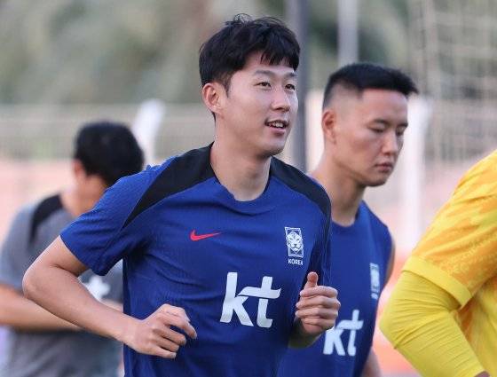 20206 북중미 월드컵 아시아 3차 예선 오만전을 앞둔 축구 국가대표 손흥민이 8일 오후(현지시간) 알 시브 스타디움에서 열린 팀 훈련에서 밝은 표정으로 몸을 풀고 있다. 연합뉴스