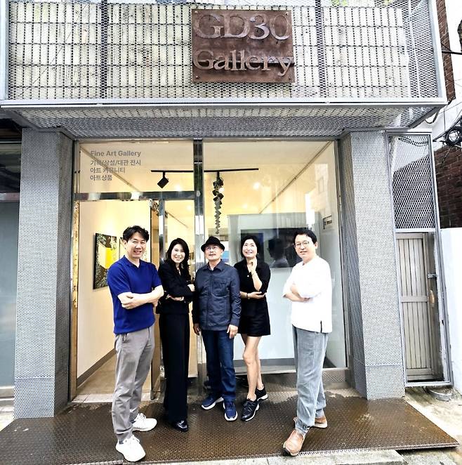 ▲ 서양화가 최재영, 김병택, 정해영, 박제인, 김선미 등 5인의 작가들이 '갤러리 GD30' 앞에서 기념촬영을 하고 있다 [동구예술작가회]