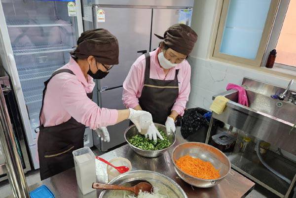 김해시 부원동 콩나물국밥집인 ‘콩시락’에서 어르신들이 요리하는 모습.  김해시 제공