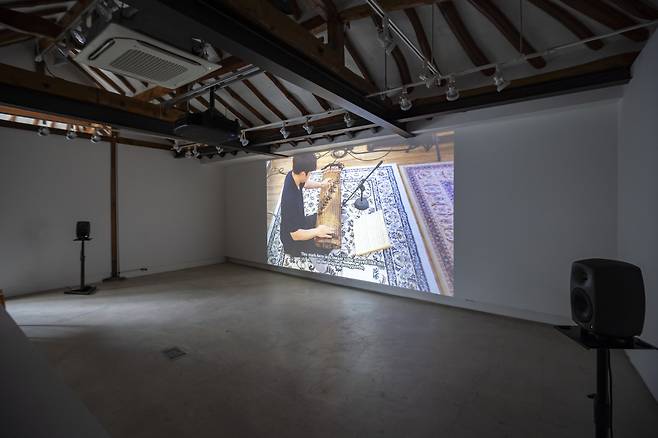 An installation view of "A Story of Oscombo: Sounds Lost in Translation" by Kim Young-eun (Courtesy of the artist and Gwangju Biennale Foundation)