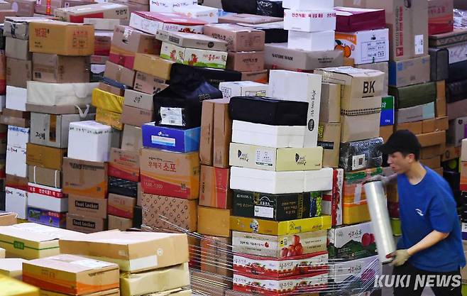 &nbsp;우정사업본부는 추석 명절 소포우편물이 안전하고 신속하게 배송되기 위해 △어패류·육류 등은 아이스팩 포장 △부직포·스티로폼·보자기 포장 물품은 종이상자 등으로 재포장 ◇우편번호·주소 등은 정확하게 쓰고 연락할 수 있는 전화번호 기재 등 3가지 유의 사항을 당부했다.