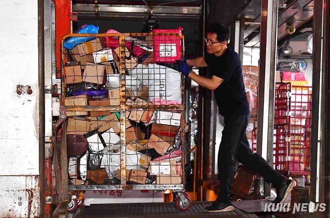 조해근 우정사업본부장은 "일시적 물량 폭증으로 일부 우편물 배달이 지연될 수 있는 점 이해를 부탁드린다"고 말했다.