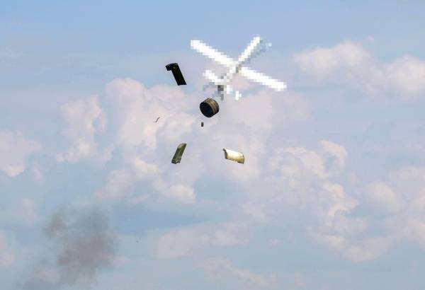 북한 국방과학원 무인기연구소가 지난달 24일 실시한 성능시험에서 자폭형 무인기(드론)가 표적으로 낙하해 폭발하면서 파편이 튀는 모습. 연합뉴스