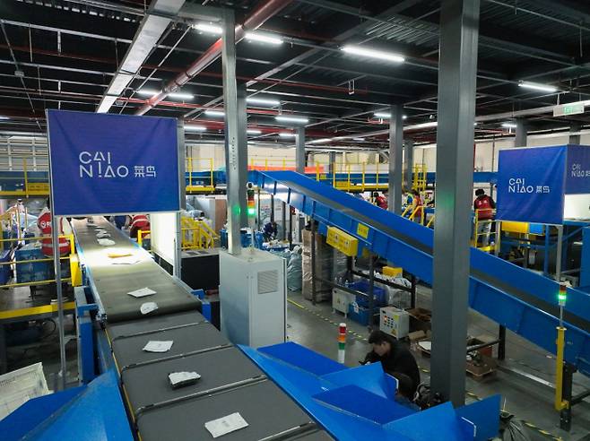 항저우 차이냐오 DLJ에서 국제 배송 물품들이 컨베이어 벨트를 따라 이동하고 있다. /사진=차이냐오