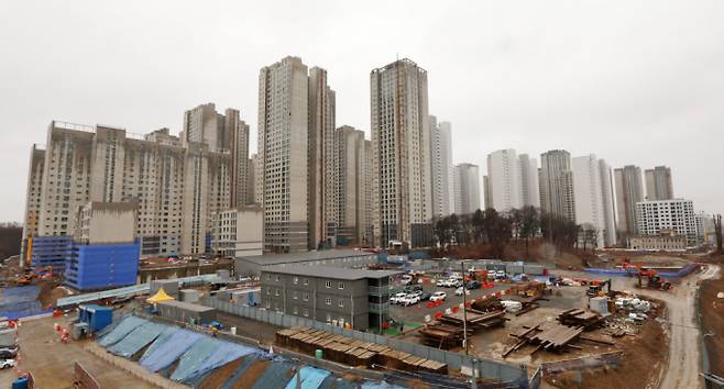 저출생으로 학령인구가 감소하자 학교 설립을 두고 마찰을 빚는 재개발·재건축 사업장이 늘어나는 가운데 학교용지의 공공공지 전환에 대한 주민공람 의무화 조례가 신설됐다. 사진은 지난 2월 서울 송파구 둔촌주공 재건축 건설현장 모습. /사진=뉴스1