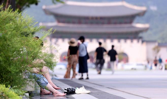 기상청이 폭염특보 시행 이후 처음으로 서울시에 9월 폭염경보를 발효했다. 사진은 지난 9일 서울 광화문광장에서 더위를 피해 휴식을 취하는 시민의 모습. /사진=뉴스1