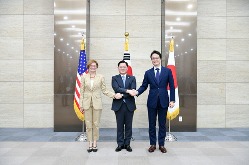 10일 서울 용산 국방부에서  차관보급  제15차 한미일 안보회의(DTT)를 갖고 기념촬영하고 있다. 왼쪽부터 미국 국방부 카라 애버크롬비 정책부차관 대리, 조창래 국방정책실장, 일본 방위성  야마토 다로(大和太郞) 방위정책국장. 국방부 제공