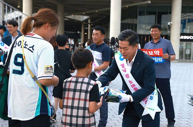 [창원=뉴시스]경남농협, 창원NC파크 홈팬 대상으로 쌀 1000㎏ 배부.2024.08.29.(사진=경남농협 제공) photo@newsis.com  *재판매 및 DB 금지