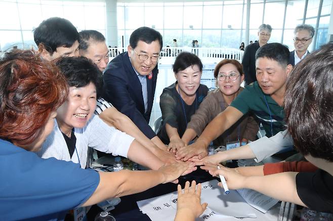 주낙영 경주시장이 'APEC 정상회의 성공개최를 위한 분야별 시민실천방안'을 주제로 열린 시민원탁회의에서 화이팅을 외치고 있다. 경주시 제공