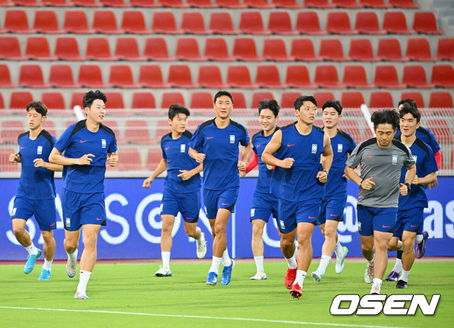 [OSEN=무스카트(오만) 민경훈 기자] 홍명보 감독이 이끄는 대한민국 축구대표팀 이 9일(현지시간) 오만 무스카트 술탄 카부스 종합운동장에서 공식 훈련을 가졌다.대한민국 축구대표팀은 오는 10일 오만과 2026 국제축구연맹(FIFA) 북중미 월드컵 아시아지역 3차 예선 B조 조별리그 2차전을 갖는다.대한민국 축구대표팀이 그라운드 위에서 훈련을 하고 있다. 2024.09.09 / rumi@osen.co.kr