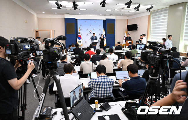 [OSEN=이대선 기자] 10일 오전 정부서울청사 별관에서 배드민턴협회 사무 검사 및 보조금 점검 상황 관련해 중간 발표가 진행됐다.안세영이 지난달 파리올림픽 여자 단식에서 금메달을 따낸 뒤 협회 운영 방식에 문제를 제기하면서 문체부는 지난달 12일부터 조사단을 꾸려 협회 점검에 착수했다.이정우 체육국장이 브리핑을 하고 있다. 2024.09.10 / sunday@osen.co.kr