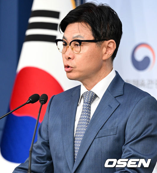 [OSEN=이대선 기자] 10일 오전 정부서울청사 별관에서 배드민턴협회 사무 검사 및 보조금 점검 상황 관련해 중간 발표가 진행됐다.안세영이 지난달 파리올림픽 여자 단식에서 금메달을 따낸 뒤 협회 운영 방식에 문제를 제기하면서 문체부는 지난달 12일부터 조사단을 꾸려 협회 점검에 착수했다.이정우 체육국장이 브리핑을 하고 있다. 2024.09.10 / sunday@osen.co.kr