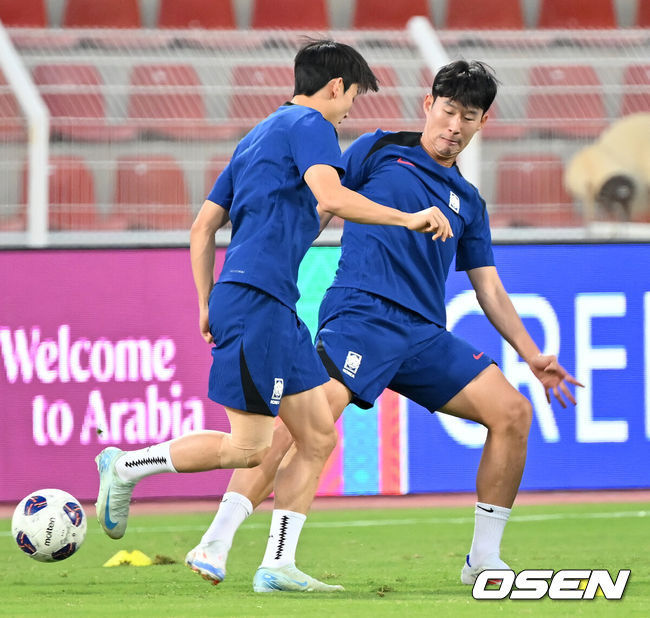 [OSEN=무스카트(오만) 민경훈 기자] 홍명보 감독이 이끄는 대한민국 축구대표팀 이 9일(현지시간) 오만 무스카트 술탄 카부스 종합운동장에서 공식 훈련을 가졌다.대한민국 축구대표팀은 오는 10일 오만과 2026 국제축구연맹(FIFA) 북중미 월드컵 아시아지역 3차 예선 B조 조별리그 2차전을 갖는다.대한민국 축구대표팀이 손흥민과 양민혁이 볼다툼을 하고 있다. 2024.09.09 / rumi@osen.co.kr