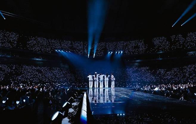 도쿄돔에서 열린 뉴진스 팬미팅 공연 현장을 가득 메운 팬덤 버니즈. 어도어 제공.