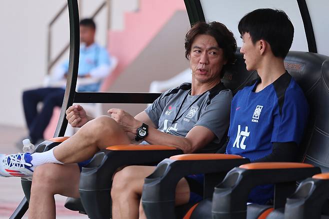 ▲ 한국 대표팀은 10일 오후 11시(한국시간) 오만 술탄 카부스 종합운동장에서 오만 축구대표팀과 2026 국제축구연맹(FIFA) 북중미월드컵 아시아지역 2차예선을 치른다. 홈 경기에 국제축구연맹(FIFA) 랭킹 96위, 외부적인 상황에 제대로 훈련도 하지 못한 팔레스타인이라 10년 만에 홍명보 감독 복귀전은 무난할 듯 보였다. 하지만 특별한 팀 컬러없이 공격과 수비 간격이 벌어졌고 상대에게 위험한 카운터 어택을 허용하기 바빴다. 홈에 모였던 5만관중은 홍명보 감독이 전광판에 비치자 엄청난 야유를 쏟아냈고 '홍명보 나가'를 외쳤고 졸전 끝 무승부였다. 오만전에 반드시 이겨야 그나마 비판 여론을 잠재울 수 있다 ⓒ연합뉴스