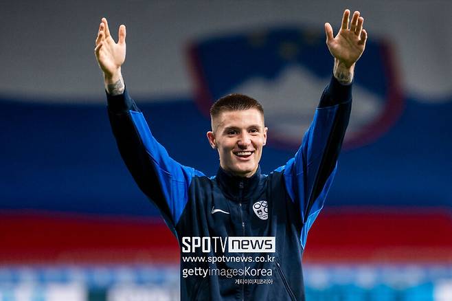 ▲ 이날 승리의 주역은 벤자민 세슈코였다. 슬로베니아의 최전방 공격수로 선발 출전한 세슈코는 전반 23분 선제골을 넣으며 슬로베니아에 리드를 안겼다. 이어서 5분 뒤, 자신의 2번째 골을 넣었으며 후반 18분에는 해트트릭을 완성했다.