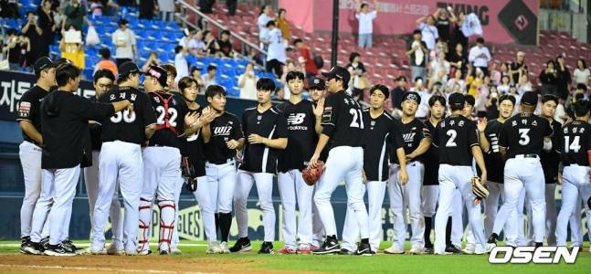 KT 위즈 선수들.