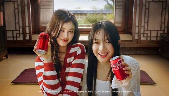 "맛있는 마법을 더해요!" 뉴진스, 코카-콜라 新광고 영상 공개