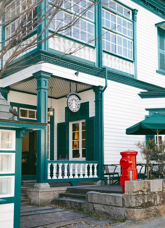 1907년에 건축된 목조 건물을 활용한 스타벅스