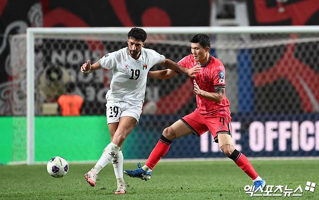 5일 오후 서울월드컵경기장에서 열린 '2026 FIFA 북중미 월드컵' 아시아 3차 예선 대한민국과 팔레스타인의 경기, 대한민국 김민재가 팔레스타인 아부 알리와 몸싸움을 벌이고 있다.  박지영 기자