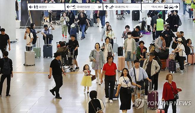 추석 연휴 전날 붐비는 제주공항 [연합뉴스 자료사진]