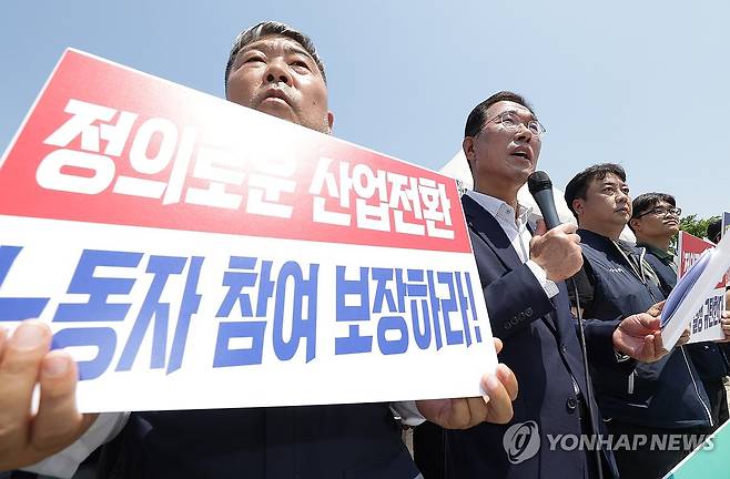 노동계 탄녹위 참여 보장 촉구 기자회견, 발언하는 김주영 의원 (서울=연합뉴스) 김도훈 기자 = 18일 오전 서울 여의도 국회 앞에서 열린 탄소중립녹색성장위원회 노동계 참여 보장 촉구 기자회견에서 민주당 김주영 의원이 발언하고 있다. 2024.6.18 superdoo82@yna.co.kr