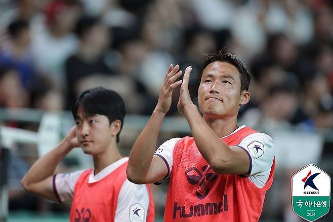 1년만에 프로축구 복귀한 손준호 …수원FC 입단 일주일 만에 복귀전 (서울=연합뉴스) 중국 공안에 구금됐다가 풀려나 수원FC에 입단한 미드필더 손준가 13개월 만에 프로축구 그라운드로 돌아왔다.
    손준호는 22일 서울월드컵경기장에서 치러진 FC서울과 수원FC의 하나은행 K리그1 2024 18라운드 경기 후반에 모습을 드러냈다. 사진은 수원FC 손준호. 2024.6.23 [한국프로축구연맹 제공. 재판매 및 DB 금지] photo@yna.co.kr