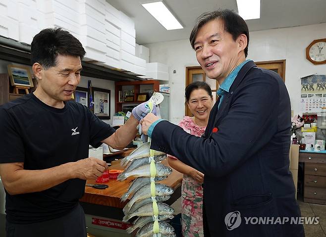 영광굴비 든 조국 대표 (영광=연합뉴스) 조남수 기자 = 조국혁신당 조국 대표가 10일 오후 전남 영광 법성포 굴비상점에서 상인과 대화하고 있다. 2024.9.10 iso64@yna.co.kr