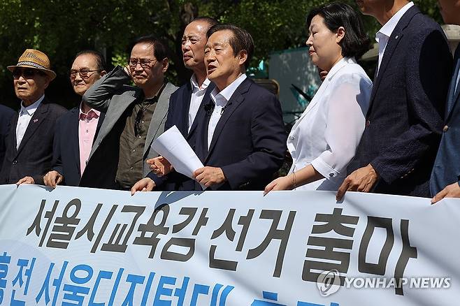 서울시교육감 출마 선언 나선 김재홍 전 열린우리당 국회의원 (서울=연합뉴스) 임화영 기자 = 김재홍 전 열린우리당 국회의원이 3일 오전 서울시교육청 앞에서 서울시교육감 보궐선거 출마 기자회견을 하고 있다. 2024.9.3 hwayoung7@yna.co.kr