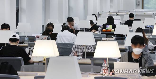 기말고사 준비하는 대학생들 지난 2022년 6월 19일 오후 서울 동대문구 한국외국어대학교 도서관 열람실에서 학생들이 기말고사를 앞두고 공부를 하고 있다. [연합뉴스 자료사진. 재판매 및 DB 금지]