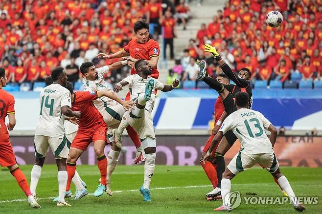 경합하는 중국과 사우디 축구대표팀 선수들 [신화=연합뉴스. 재판매 및 DB금지]