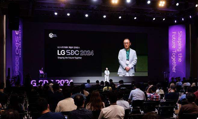 박인성 LG전자 CTO부문 SW센터장이 지난 9일 서울 강서구 LG사이언스파크에서 열린 ‘LG 소프트웨어 개발자 콘퍼런스 2024(LG SDC 2024)’에서 환영사를 하고 있다. (사진=LG전자)