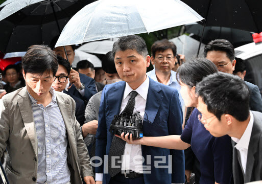 SM엔터테인먼트 시세 조종 의혹과 관련해 검찰 수사를 받아온 카카오 창업자 김범수 경영쇄신위원장이 지난 7월 22일 오후 서울 양천구 남부지방법원에서 구속 전 피의자 심문(영장실질심사)에 출석하고 있다.(사진=방인권 기자)