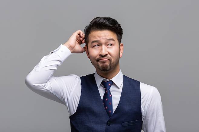 남들과 비교해서 자신을 지나치게 낮추고, 상대방이 칭찬과 긍정적이 말을 해도,