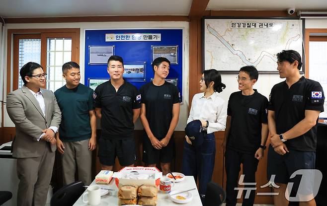 김건희 여사가 10일 ‘세계 자살 예방의 날’을 맞아 서울 한강경찰대 망원치안센터 근무자들과 대화를 나누고 있다. (대통령실 제공) 2024.9.10/뉴스1 ⓒ News1 박지혜 기자