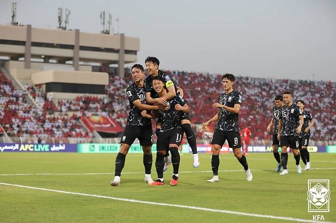 10일 (한국시간) 오만 무스카트의 술탄카부스 경기장에서 열린 오만과의 2026 국제축구연맹(FIFA) 북중미 월드컵 아시아지역 3차 예선 B조 조별리그 2차전 대한민국과 오만의 경기에서 대한민국 황희찬이 선취골을 넣은 후 손흥민과 기뻐하고 있다. (대한축구협회 제공) 2024.9.10/뉴스1