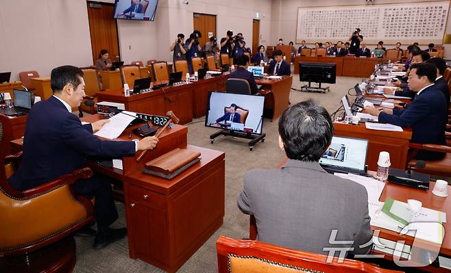 정청래 국회 법제사법위원회 위원장이 11일 오후 서울 여의도 국회에서 열린 법사위 제418회국회(정기회) 제5차 전체회의에서 국민의힘 의원들 퇴장 속에 의사봉을 두드리고 있다. 법사위는 이날 김건희 특검법, 채해병 특검법, 지역화폐법 개정안을 야당 단독 처리했다. 2024.9.11/뉴스1 ⓒ News1 안은나 기자