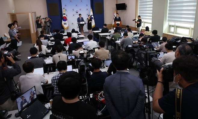 이정우 체육국장이 대한배드민턴협회 조사 관련 중간발표를 하고 있다. 사진 | 연합뉴스