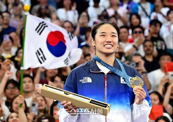 배드민턴 국가대표 안세영이 5일(한국 시간) 프랑스 파리 포르트 드 라 샤펠에서 열린 2024 파리올림픽 배드민턴 여자 단식 결승전에서 중국의 허빙자오를 꺾고 금메달을 딴 뒤 취재진을 향해 포즈를 취하고 있다. 2024. 8. 5.  파리 | 박진업 기자 upandup@sportsseoul.com