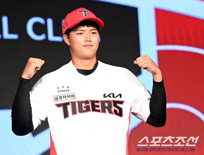 11일 롯데호텔 월드 서울에서 열린 2025 KBO 드래프트, 전체 5순위로 KIA에 지명된 덕수고 김태형이 포즈를 취하고 있다. 잠실=허상욱 기자 wook@sportschosun.com/2024.09.11/