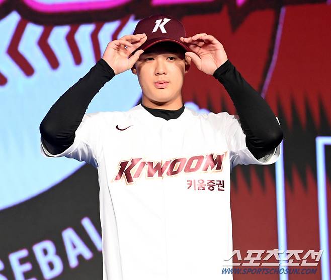 11일 롯데호텔 월드 서울에서 열린 2025 KBO 드래프트, 전체 1순위로 키움에 지명된 덕수고 정현우가 포즈를 취하고 있다. 잠실=허상욱 기자 wook@sportschosun.com/2024.09.11/