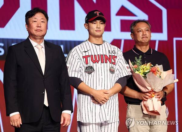 차명석 LG 단장(왼쪽)·김영우(가운데). ⓒ연합뉴스