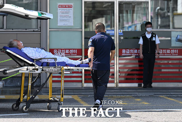 '추석 명절 비상 응급 대응 주간' 첫날인 11일 서울의 한 대학병원에서 사설 구급대원이 환자를 이송하고 있다. /이새롬 기자