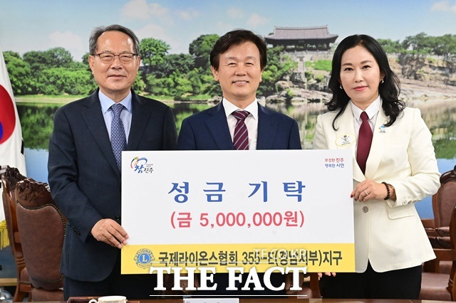 국제라이온스협회 355-E(경남서부)지구는 진주시복지재단에 장애인들의 체육 진흥 및 사회참여 활동을 지원하기 위해 성금 500만 원을 기탁했다./진주시